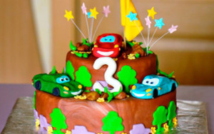 Открытка с большим сказочным тортиком для мальчика в день рождения