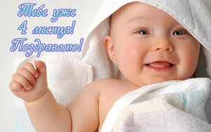 Славный малыш в полотенце улыбается в праздник