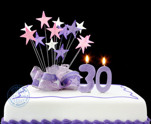 Открытка с тортиком со звездочками и горящими свечками в виде цифры 30