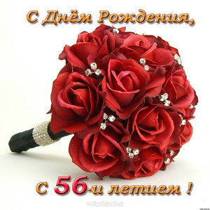 Аккуратный букет из бордовых роз со стразами для женщины  в праздник