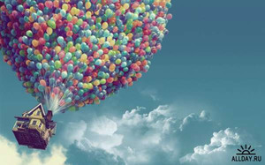 Куча воздушных шаров уносит дом высоко в небо