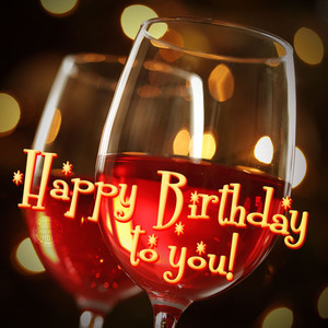 Надпись с днем рождения тебя на фоне бокалов, наполненных вином