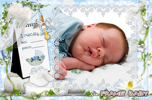 Открытка со спящим малышом в цветочной рамке с орнаментом