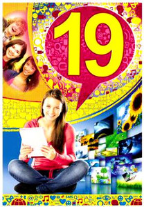 Счастливая девушка на ярком фоне с цифрой 19 в праздник