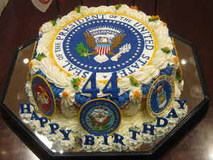 Большой торт с символичным рисунком в честь дня рождения