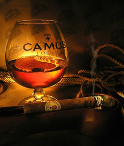 Картинка с виски и сигарой на теплом фоне для друга